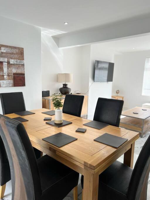 Clare Street - 3 Bedroom House With Private Parking ميرثير تيدفيل المظهر الخارجي الصورة