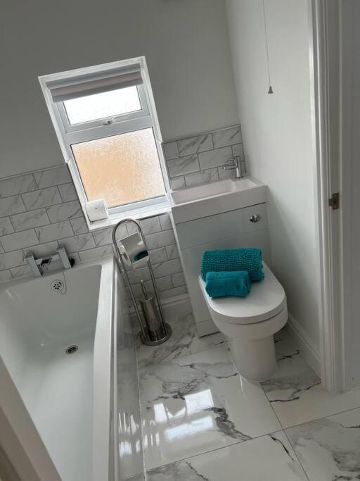 Clare Street - 3 Bedroom House With Private Parking ميرثير تيدفيل المظهر الخارجي الصورة