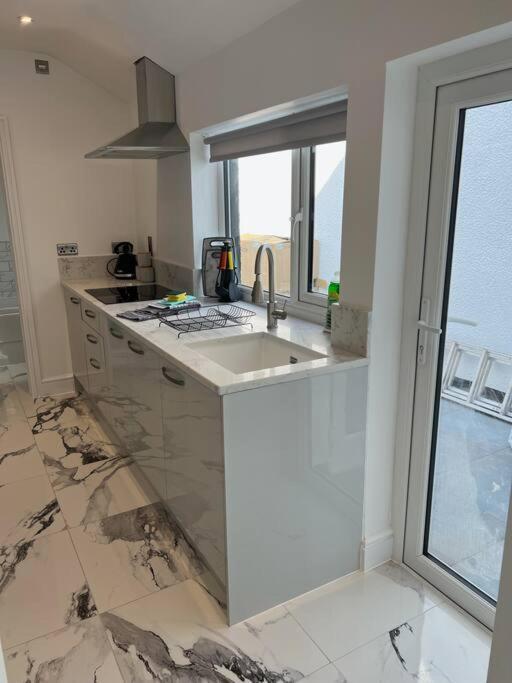 Clare Street - 3 Bedroom House With Private Parking ميرثير تيدفيل المظهر الخارجي الصورة